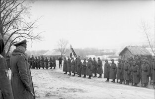 Маршал Фон Клуге поздравља француске добровољце на источном фронту.jpg