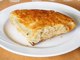 800px-Meat_burek_(GAK_bakery,_Belgrade,_Serbia).jpg