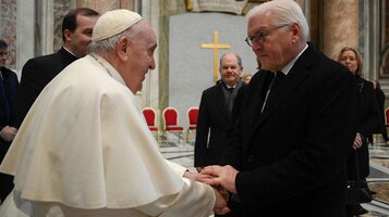 PapstScholz1130.jpg