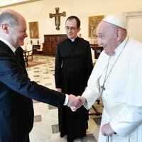 papst-empfaengt-scholz-zu-privataudienz-image-group.jpeg