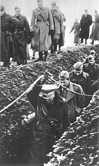 Maršal_Tito_u_rovovima_na_Sremskom_frontu_16._januara_1945.jpg