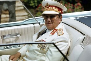 tito-uniforma.jpg