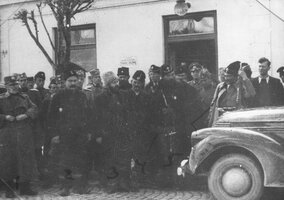 Mihailovićevi_oficiri_sa_Nemcima.jpg