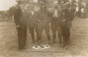 Kondor-gazi-zastavu-sa-kukastim-krstom.jpg
