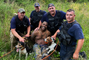 Fotografija-bijelih-policajaca-iz-Mississippija-s-nasmijesenim-crnim-osumnjicenikom.jpg