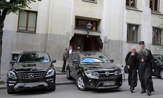 automobili-crkva.jpg