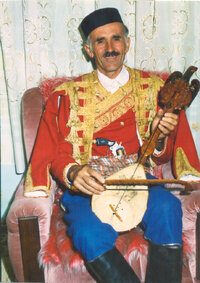 CRNOGORAC SA GUSLAMA.jpg