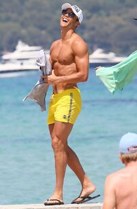 Cristiano-Ronaldo-Dancing-Yacht-Saint-Tropez-Photos.jpg